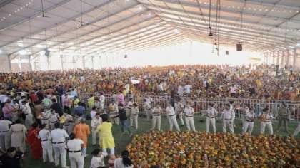 बागेश्वर धाम शास्त्री के अरविंद केजरीवाल पर निशाना ,फ्री सुविधाओं पर किया कटाक्ष ,बारिश के बावजूद भक्तों का जमावड़ा।
