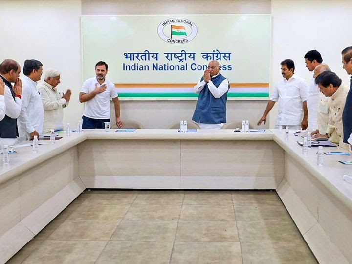 महाराष्ट्र में कांग्रेस को ऑपरेशन लोटस का खौफ ,राहुल गांधी ने की कांग्रेस अध्यक्ष खड़गे के साथ अहम बैठक ,भाजपा का दावा महाराष्ट्र के कई विधायक भाजपा के संपर्क में।