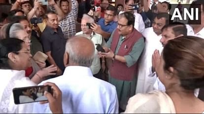 कांग्रेस ने अविश्वास प्रस्ताव के खिलाफ जारी किया विहिप ,विपक्ष के प्रस्ताव से पहले कांग्रेस ने कहा सांसद सदन में मौजूद रहे।