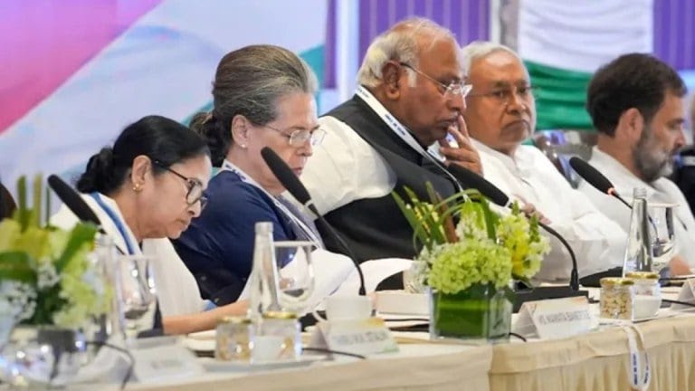 मुंबई में इंडिया गठबंधन की तीसरी बैठक ,बैठक में 28 दल शामिल ,शिवसेना यूबीटी ने की मेजबानी।