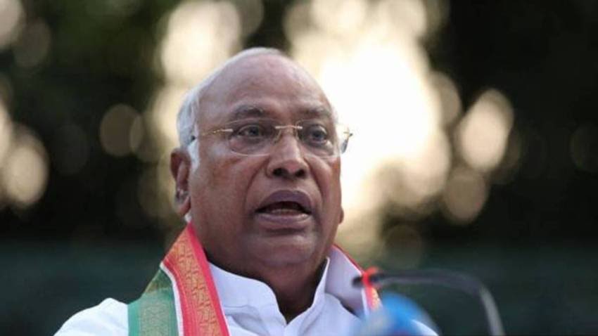 कांग्रेस का भाजपा पर हमला -कहा कांग्रेस की बुनियाद से बने नरेंद्र मोदी पीएम ,70 सालों के हिसाब यही कि कांग्रेस के बनाये गए स्कूलों में भाजपाईयों ने शिक्षा ग्रहण की।