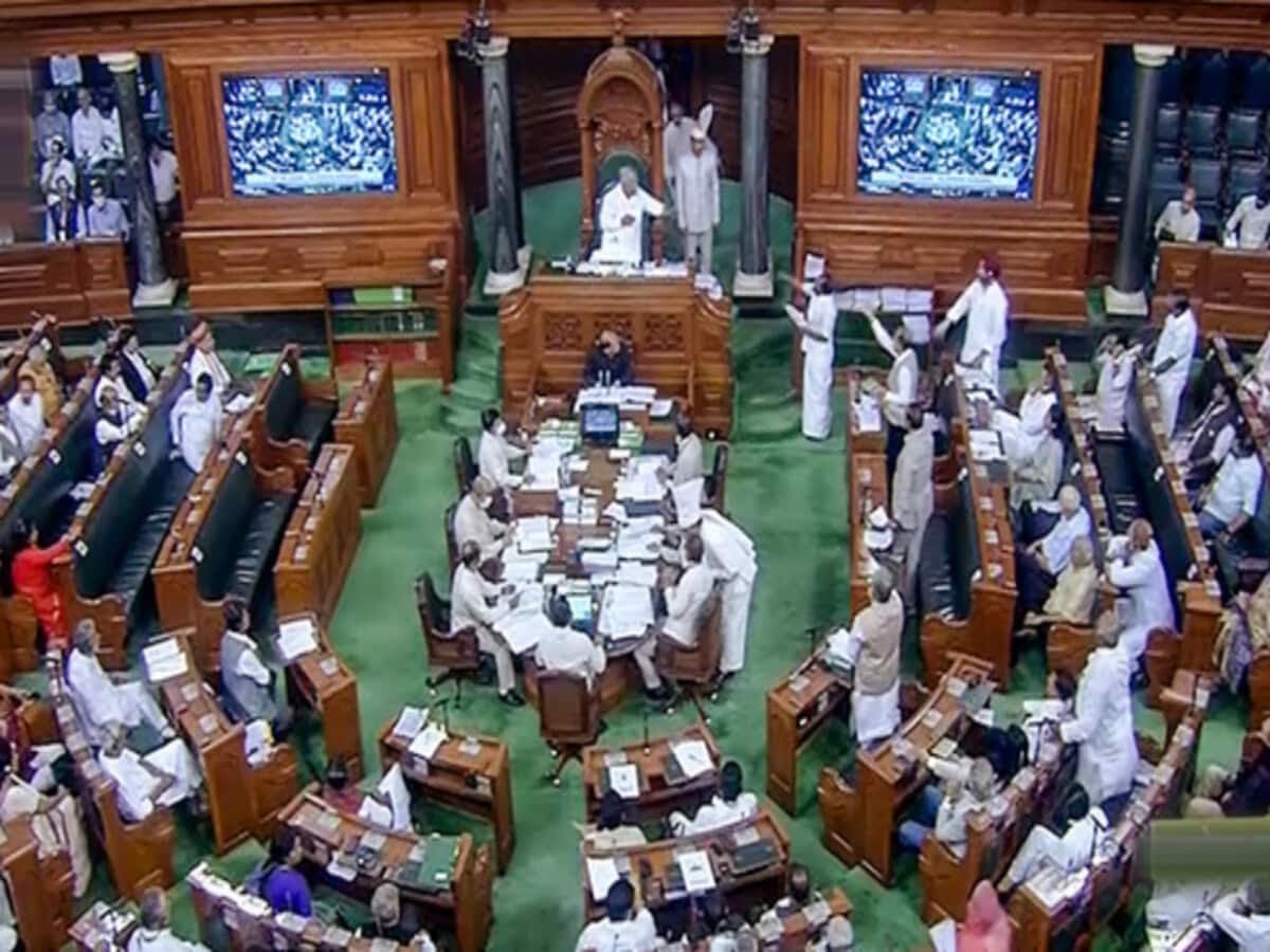 भारी हंगामे के बीच दिल्ली अध्यादेश बिल लोकसभा में पास ,केजरीवाल का ट्वीट....बताया दिल्ली वासीयो का छीना गया अधिकार ,अब राज्य सभा की परीक्षा से गुजरेगा बिल।