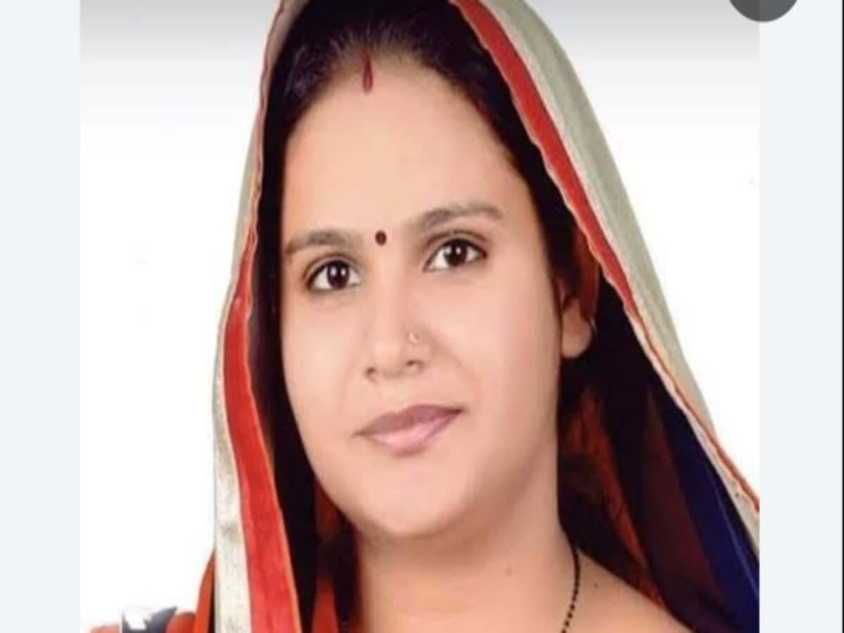 जयपुर में कांग्रेस मेयर के घर एसीबी का बड़ा छापा , 40 लाख कैश के साथ मेयर पति सुशील गुर्जर गिरफ्तार ,2 दलालों के पास से भी 8 लाख बरामद।