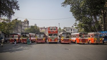 बस स्ट्राइक से लड़खड़ा उठी मुंबई की बेस्ट बस सेवा ,जब निजी बस चालकों ने विभिन्न मांगो पर आज़ाद मैदान में शुरू किया प्रदर्शन।