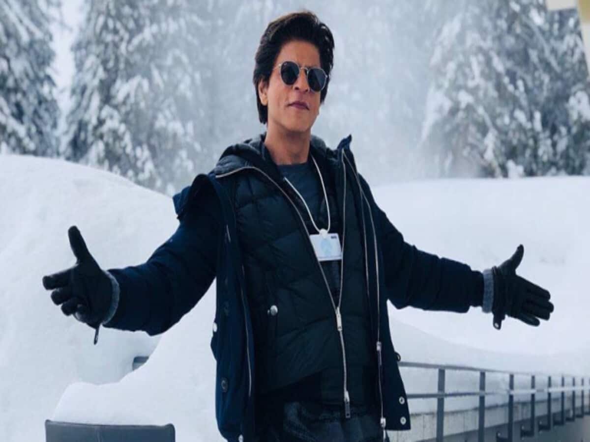 बॉलीवुड किंग शाहरुख खान के घर मन्नत पर प्रदर्शन ,बढ़ाई गई सुरक्षा ,ऑनलाइन गेमिंग एप्प के प्रचार पर रोक लगाने की मांग।