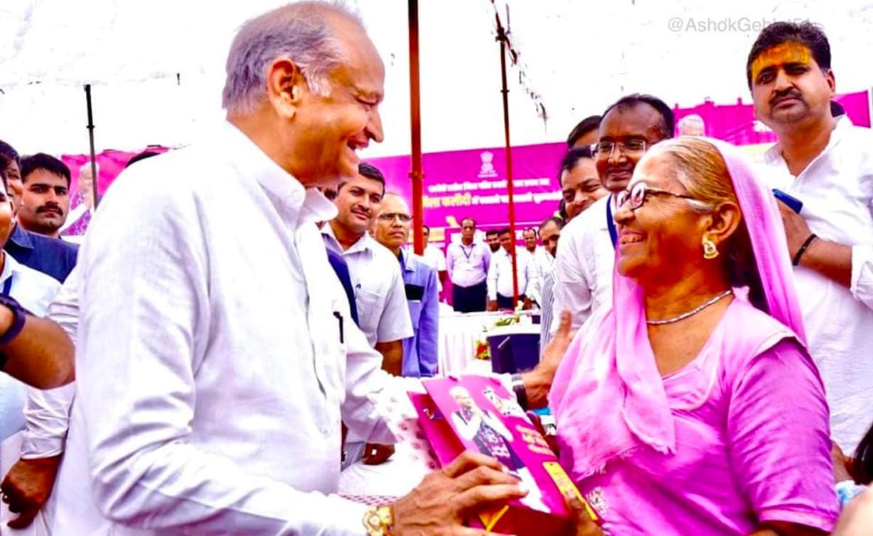 फ्री स्मार्टफोन गारंटी योजना पर घिरी राजस्थान सरकार , योजना के खिलाफ दर्ज याचिका पर गहलोत सरकार को कोर्ट का नोटिस।