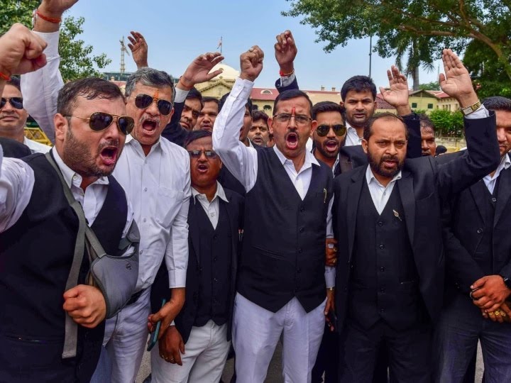 उत्तर प्रदेश में लगातार जारी है वकीलों की हड़ताल , हाईकोर्ट की ओर से गठीत जांच कमेटी को मानने से किया इंकार ,प्रदेश के न्यायालयों में ठप पड़ा काम।