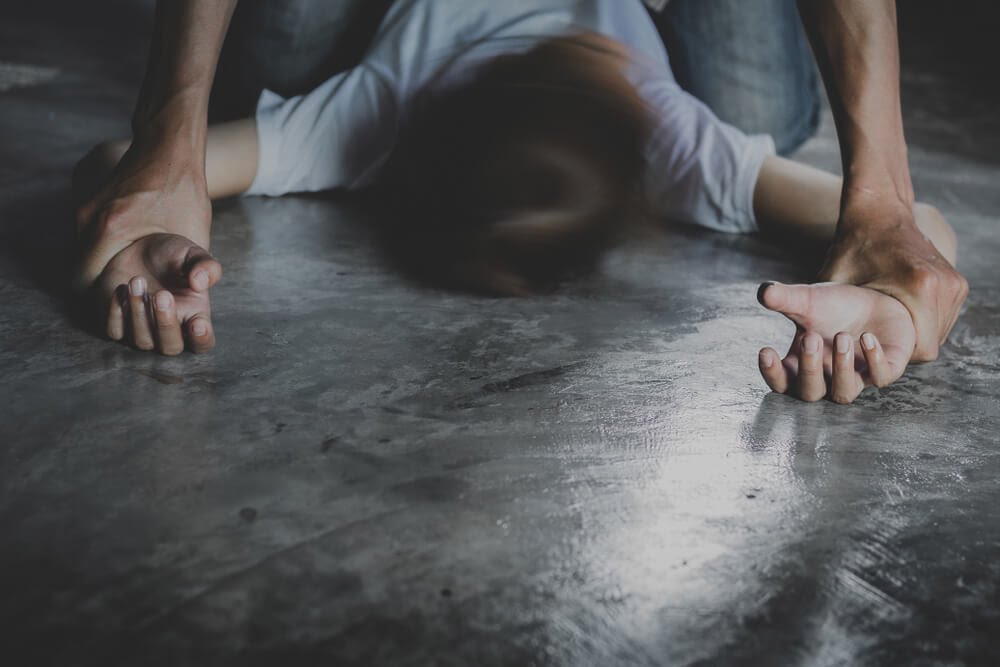उत्तर प्रदेश में 5 साल की मासूम बच्ची से बलात्कार , खुलेआम घूम रहे आरोपी की गिरफ्तारी को क्यों तैयार नही पुलिस....