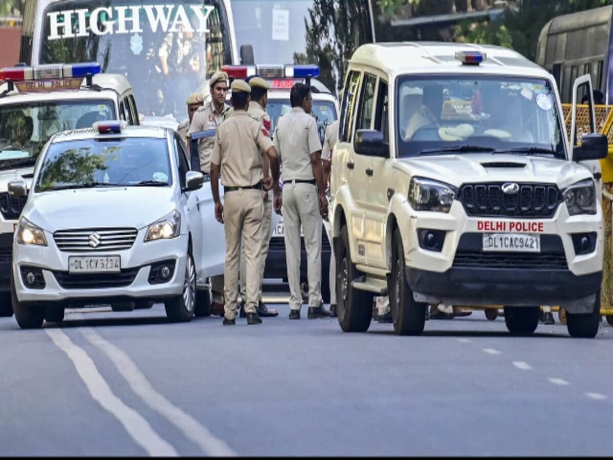 दिल्ली में फ़र्ज़ी ईडी अधिकारियों ने लूटे 3 करोड़ , फिल्मी स्क्रिप्ट की तरह लिखी गई थी लूट की पटकथा...आरोपी गिरफ्तार।