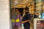 वांटेड आरोपियों ने मुंबई के कुलाबा इलाके में फिर एक बार दिन दहाड़े दुकान कब्जा करने की कोशिश , मौके पर पुलिस मौजूद