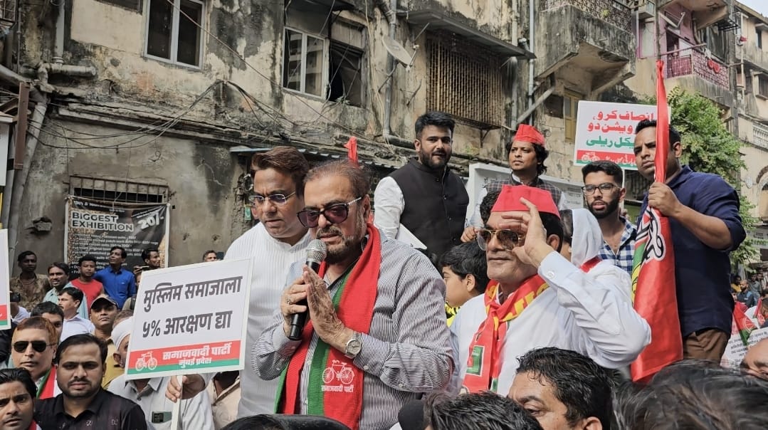 गुरु के शरीर पर और चेले के काग़ज़ पर कोरोना वैक्सीन , समाजवादी पार्टी की अंदरूनी सियासत में यह कैसा सीन