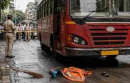 BMC Sanitation Worker Crushed - मुंबई के मुलुंड में सड़क पार कर रही बीएमसी सफाई कर्मचारी को बेस्ट बस ने रौंदा, मौके पर ही दर्दनाक मौत