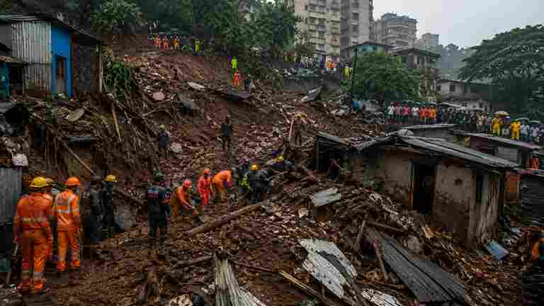 Ghatkopar Landslide Tragic Incident - मुंबई के घाटकोपर में तड़के भीषण भूस्खलन  मलबे में दबकर 2 लोगों की मौत कई लोगों के दबे होने की आशंका