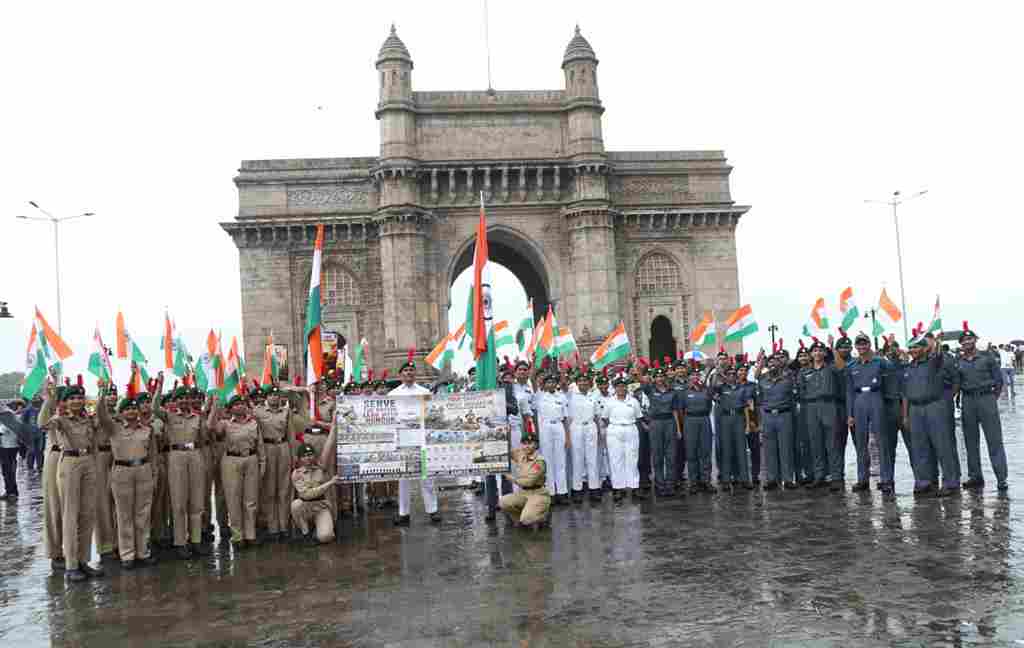 Har Ghar Tiranga Rally: मुंबई में 1500 एनसीसी कैडेट्स ने निकाली भव्य 'हर घर तिरंगा' रैली, 'वंदे मातरम' के नारों से गूंजा आजाद मैदान