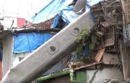 मुंबई के कुर्ला में डिमोलिशन के दौरान भारी क्रेन पलटी; 8 से 10 लोग घायल, मकान और गाड़ियां चकनाचूर
