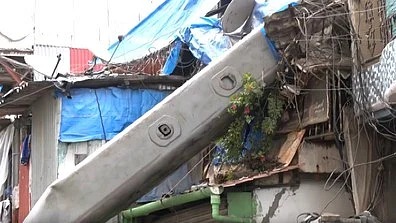मुंबई के कुर्ला में डिमोलिशन के दौरान भारी क्रेन पलटी; 8 से 10 लोग घायल, मकान और गाड़ियां चकनाचूर
