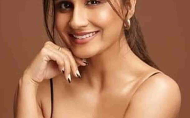 Model Antara Mukherjee High Voltage Drama - बिना टिकट यात्रा कर रही मॉडल ने बांद्रा टर्मिनस पर काटा हंगामा टीटीई और महिला आरपीएफ कर्मियों को किया जख्मी