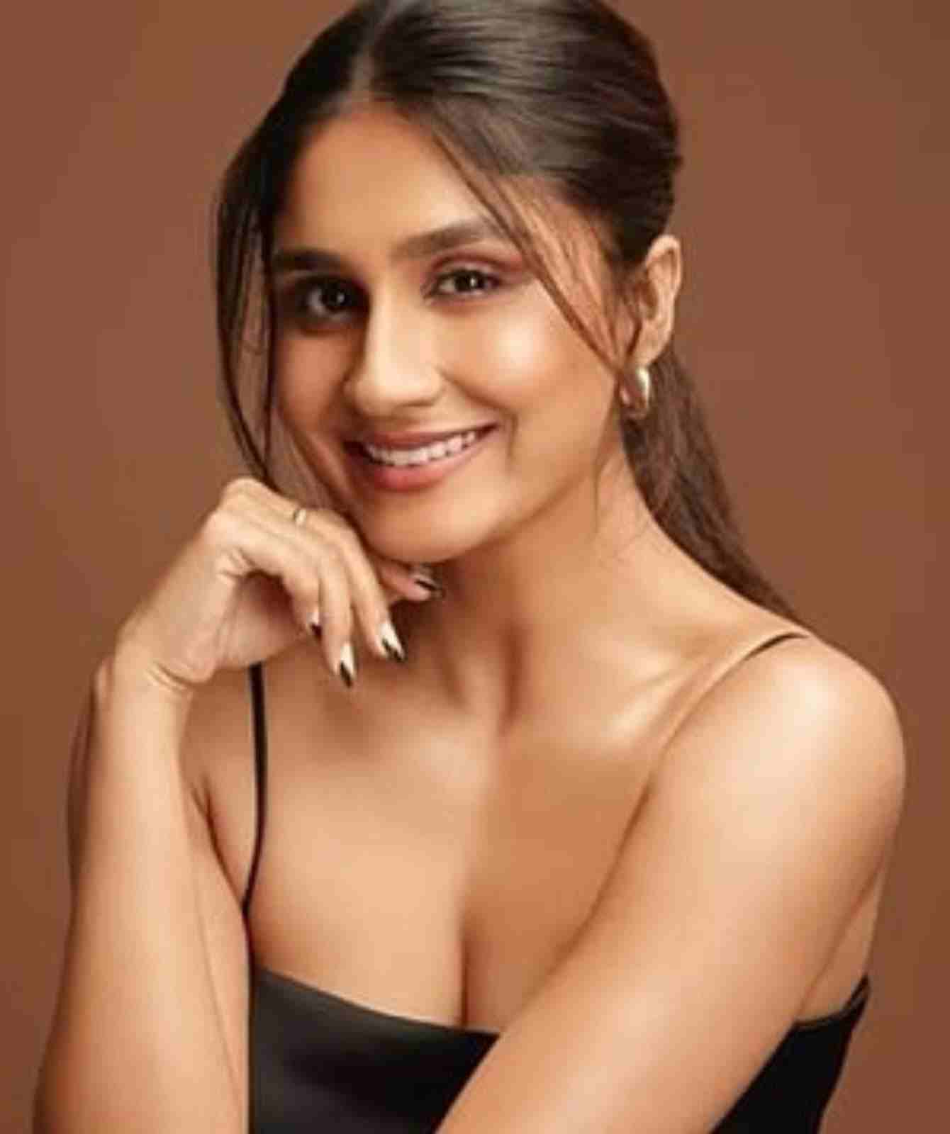 Model Antara Mukherjee High Voltage Drama - बिना टिकट यात्रा कर रही मॉडल ने बांद्रा टर्मिनस पर काटा हंगामा टीटीई और महिला आरपीएफ कर्मियों को किया जख्मी