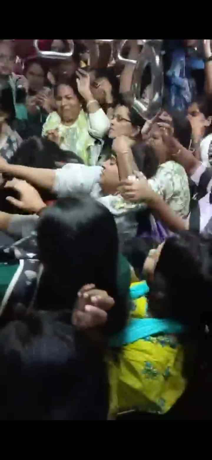 Mumbai Local Train Fight - मुंबई लोकल के महिला डिब्बे में फिर मारपीट, अंधेरी-विरार ट्रेन में महिलाओं के बीच जमकर चले हाथ-पैर