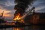 Mumbai Port Crane Fire - मुंबई पोर्ट पर अनियंत्रित होकर पलटी भारी क्रेन भीषण आग लगने से आसमान में उठा काले धुएं का गुबार