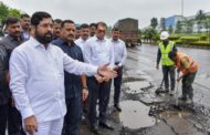 Eknath Shinde Chakan MIDC Visit - चाकण एमआईडीसी के खस्ताहाल सड़कों पर खुद उतरे उपमुख्यमंत्री एकनाथ शिंदे, प्री-कास्ट पैनल और आधुनिक तकनीक से गड्ढे भरने के दिए निर्देश