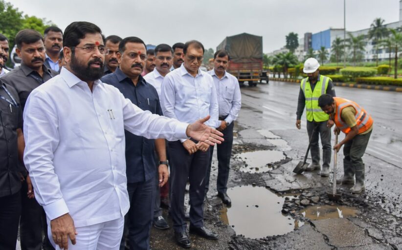 Eknath Shinde Chakan MIDC Visit - चाकण एमआईडीसी के खस्ताहाल सड़कों पर खुद उतरे उपमुख्यमंत्री एकनाथ शिंदे, प्री-कास्ट पैनल और आधुनिक तकनीक से गड्ढे भरने के दिए निर्देश