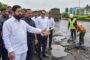 Eknath Shinde Chakan MIDC Visit - चाकण एमआईडीसी के खस्ताहाल सड़कों पर खुद उतरे उपमुख्यमंत्री एकनाथ शिंदे, प्री-कास्ट पैनल और आधुनिक तकनीक से गड्ढे भरने के दिए निर्देश