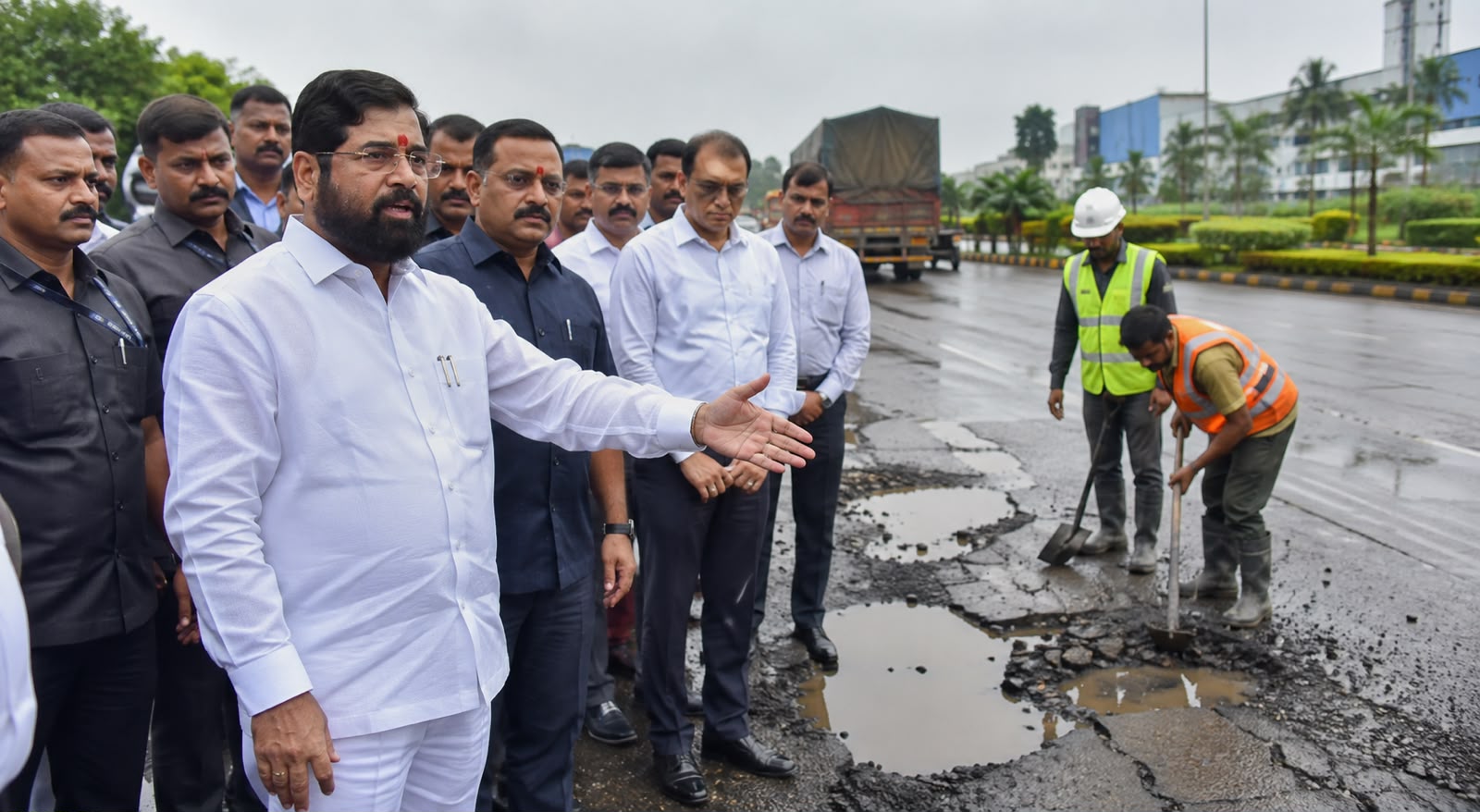 Eknath Shinde Chakan MIDC Visit - चाकण एमआईडीसी के खस्ताहाल सड़कों पर खुद उतरे उपमुख्यमंत्री एकनाथ शिंदे, प्री-कास्ट पैनल और आधुनिक तकनीक से गड्ढे भरने के दिए निर्देश