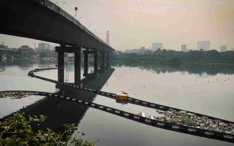 BMC Disqualifies Firm Trash Barrier Desilting Case - मुंबई में बीएमसी की बड़ी कार्रवाई - नाला सफाई घोटाले से जुड़ी फर्म को ट्रैश बैरियर टेंडर से किया बाहर, टेंडर प्रक्रिया में फेरबदल