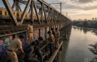 Mumbai Railway Stunts Bhayandar - सोशल मीडिया रील्स के चक्कर में रेलवे पटरियों और गर्डर्स पर लटककर बना रहे थे वीडियो; 1 नाबालिग बाल सुधार गृह भेजा गया।