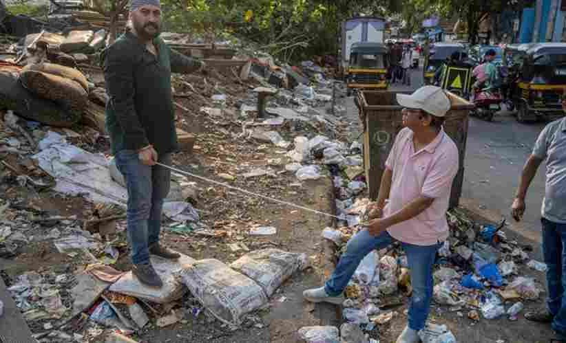Chandivali Residents Audit Footpaths Debunk BMC Pedestrian Claims - चांदीवली के नागरिकों ने किया फुटपाथों का जमीनी ऑडिट बीएमसी के 'पेडस्ट्रियन-फर्स्ट' दावों की खोली पोल, अतिक्रमण और टूटे रास्तों की तस्वीरें कीं उजागर