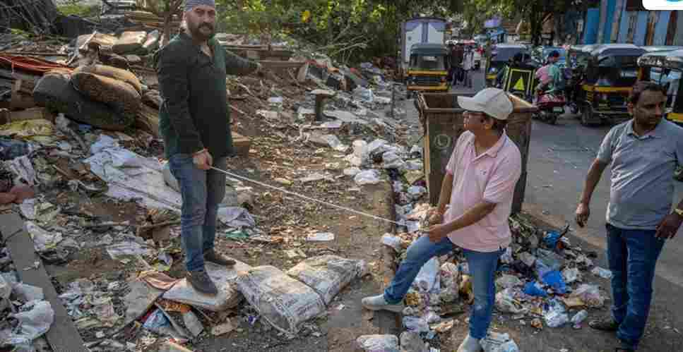Chandivali Residents Audit Footpaths Debunk BMC Pedestrian Claims - चांदीवली के नागरिकों ने किया फुटपाथों का जमीनी ऑडिट  बीएमसी के 'पेडस्ट्रियन-फर्स्ट' दावों की खोली पोल, अतिक्रमण और टूटे रास्तों की तस्वीरें कीं उजागर