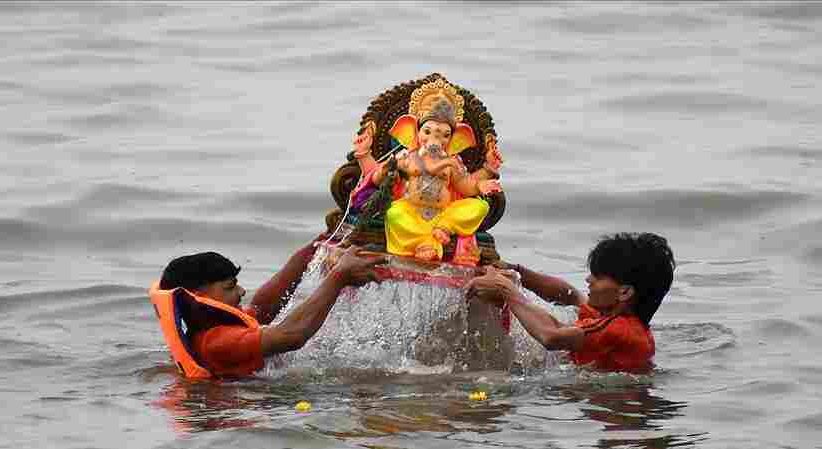 Ganesh Visarjan 2026 Mumbai 34403 Idols Immersed 6 AM - मुंबई में अनंत चतुर्दशी का महाविसर्जन  शनिवार सुबह 6 बजे तक 34,403 गणेश प्रतिमाएं विसर्जित  गिरगांव चौपाटी पर उमड़ा जनसैलाब