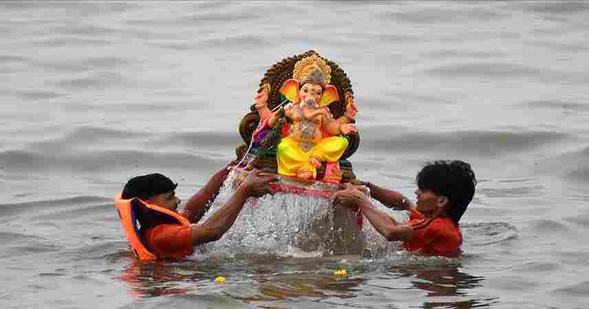 Ganesh Visarjan 2026 Mumbai 34403 Idols Immersed 6 AM - मुंबई में अनंत चतुर्दशी का महाविसर्जन  शनिवार सुबह 6 बजे तक 34,403 गणेश प्रतिमाएं विसर्जित  गिरगांव चौपाटी पर उमड़ा जनसैलाब