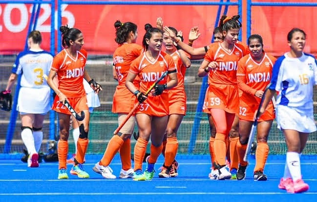 India Saffron Hockey Kits Asian Games 2026 Dilip Tirkey Controversy - एशियन गेम्स 2026 में भारतीय हॉकी टीमों की भगवा जर्सी पर फिर गरमाया विवाद  दिलीप तिर्की के नीली जर्सी के वादे पर उठे गंभीर सवाल