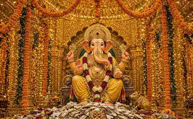 Lalbaugcha Raja Ganeshotsav Donations Rs 3.18 Crore Three Days - लालबागचा राजा के दरबार में तीन दिनों में आया 3.18 करोड़ रुपये का चढ़ावा कैश के साथ सोने-चांदी की बंपर भेंट