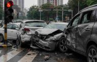 Malad Traffic Signal Car Crash - मुंबई के मलाड में भीषण सड़क हादसा 70 वर्षीय बुजुर्ग ने ट्रैफिक सिग्नल पर 4 वाहनों को मारी टक्कर 1 की मौत 6 घायल