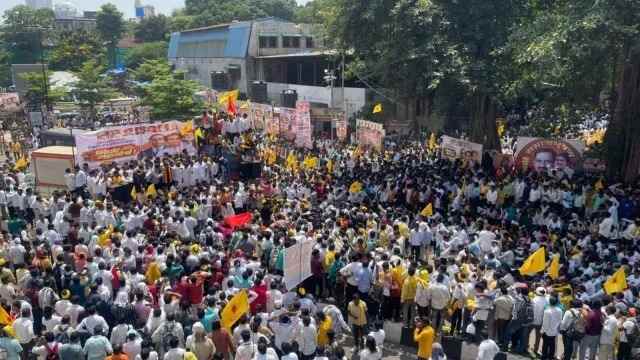 Traffic Chaos South Mumbai CSMT Metro Cinema Road Shut SC Quota Protest - दक्षिण मुंबई में भारी ट्रैफिक जाम - सीएसएमटी के पास एससी कोटा आंदोलनकारियों की भीड़ से मेट्रो सिनेमा रोड बंद, वाहन चालकों की आफत